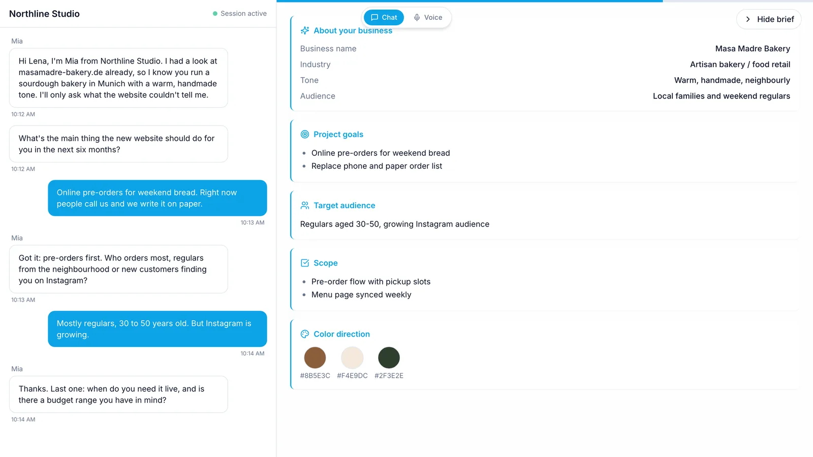 Sesión de cliente en AskOnce: a la izquierda, el chat con el agente de IA de la agencia; a la derecha, el brief llenándose solo